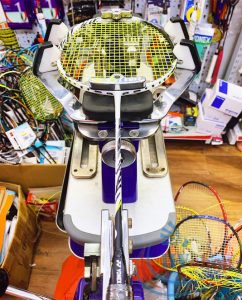 Căng vợt cầu lông bị đứt dây - HVShop