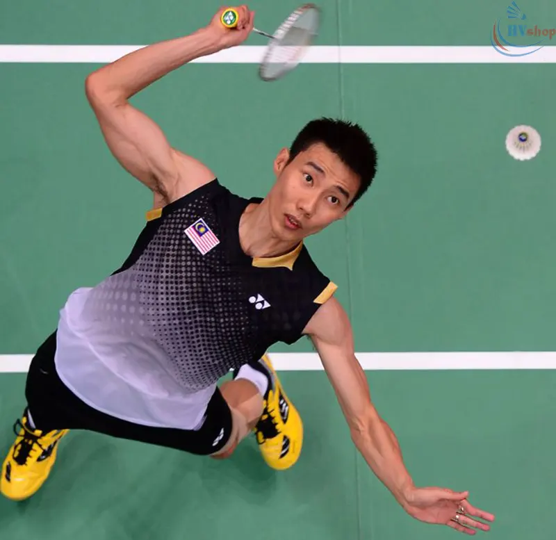 Cách cầm vợt của Lee Chong Wei khi Smash: Ngón cái co lại, ngón trỏ cao hơn ngón cái
