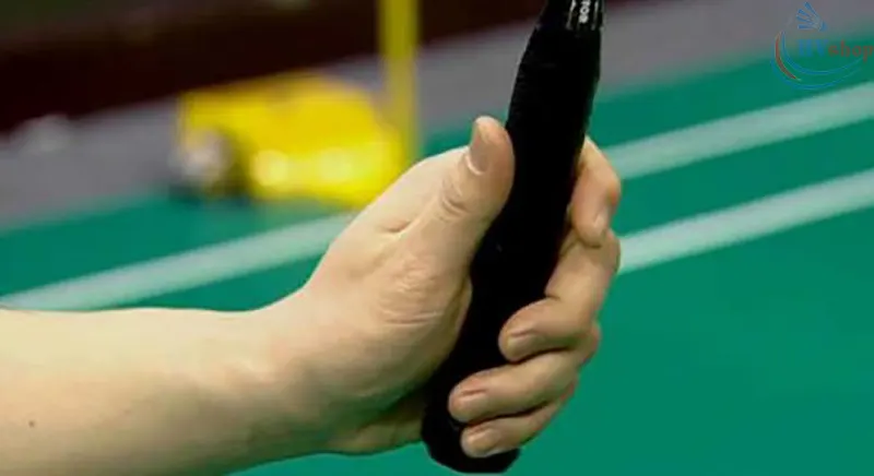 Kỹ thuật cầm vợt cầu lông trái tay