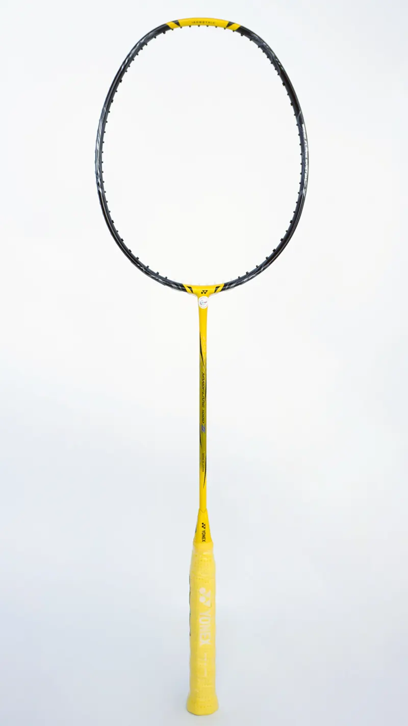 Ảnh chụp đứng vợt nanoflare 1000z với tổng thể màu vàng ở thân vợt, khung vợt có màu đen, phần trên của khung vợt điểm màu vàng,