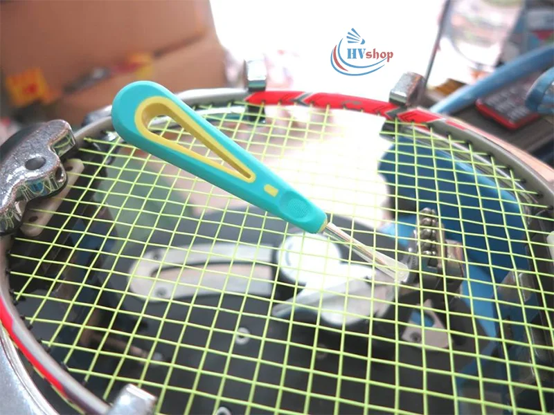 Cắt lưới vợt cầu lông đúng kỹ thuật