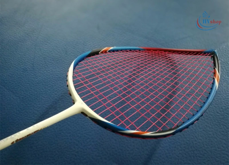 Nhặt cầu bằng vợt sai cách có thể ảnh hưởng đến kết cấu khung vợt