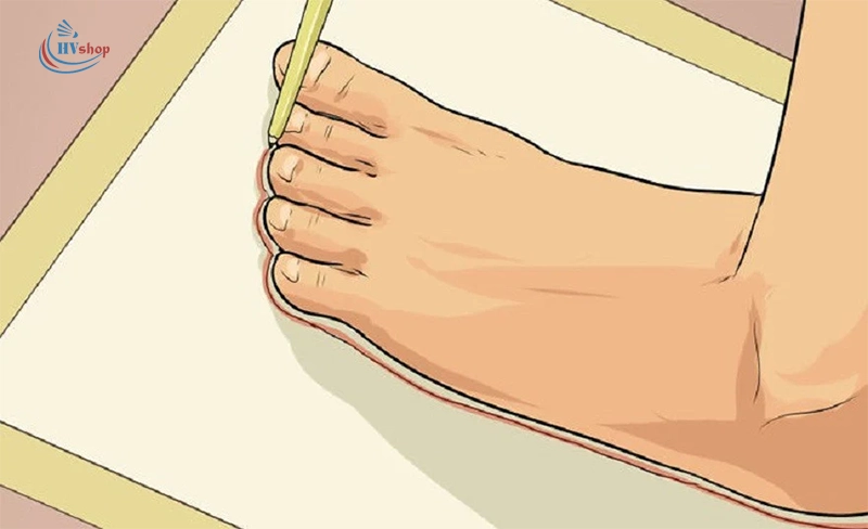 Vẽ bàn chân để lên tờ giấy trắng đặt trên mặt phẳng