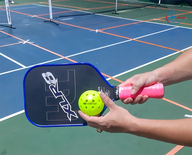 Vợt và bóng sử dụng trong bộ môn Pickleball