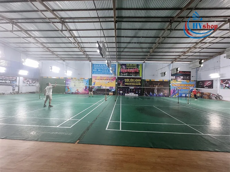 Khuôn viên sân cầu lông Tân Việt