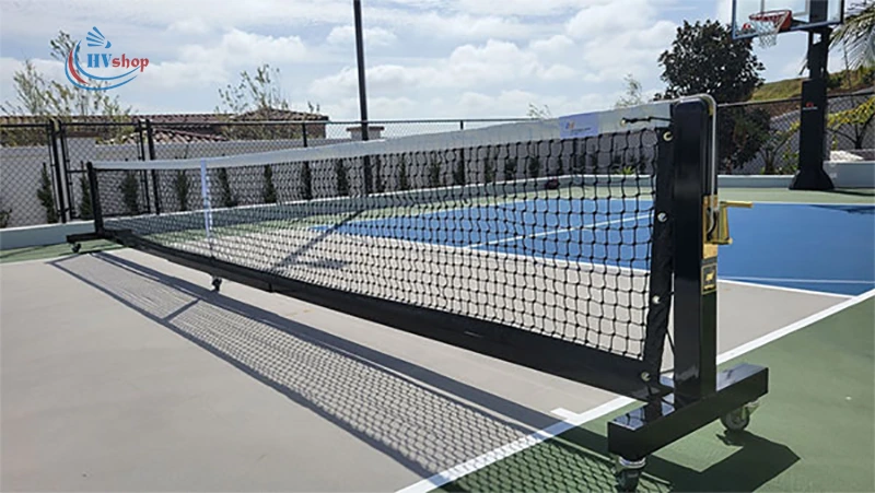 Cột căng lưới và lưới trên sân pickleball