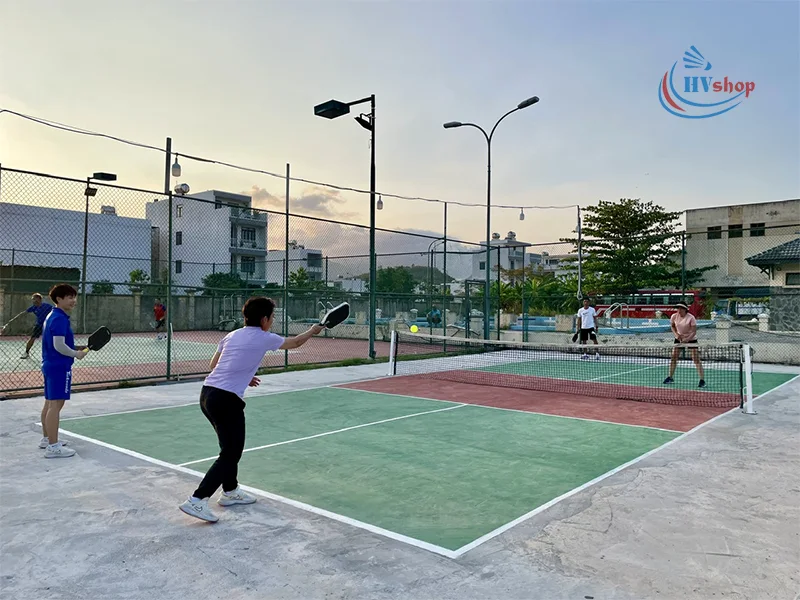 Sân pickleball cần trang bị hệ thống đèn chiếu sáng đạt chuẩn