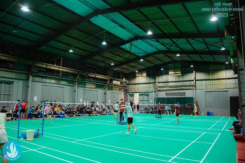 Sân được xây dựng trong nhà, sử dụng gam màu xám chủ đạo