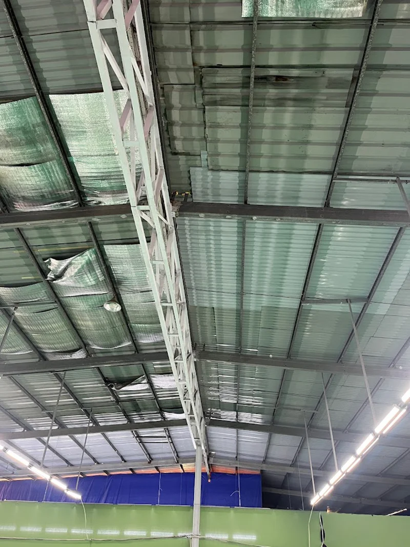 Sân cầu trong nhà được lợp mái tôn kiên cố