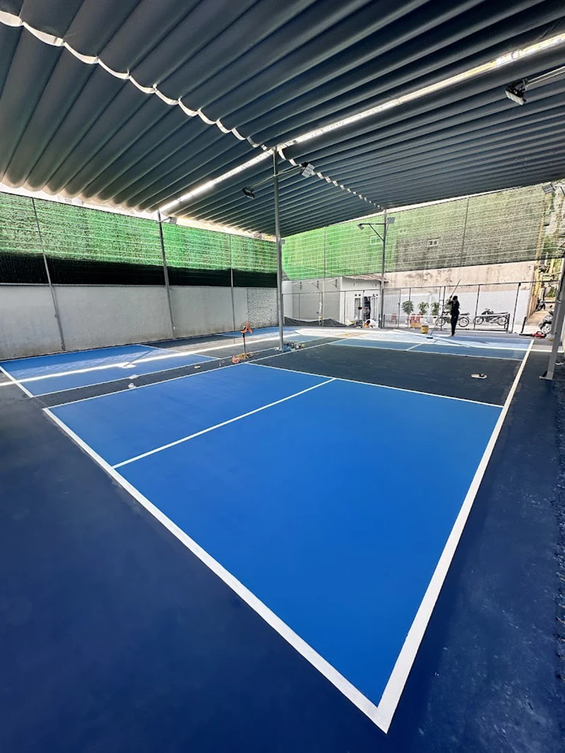 Sân pickleball 622 Minh Khai được tích hợp thêm hệ thống mái che tự động