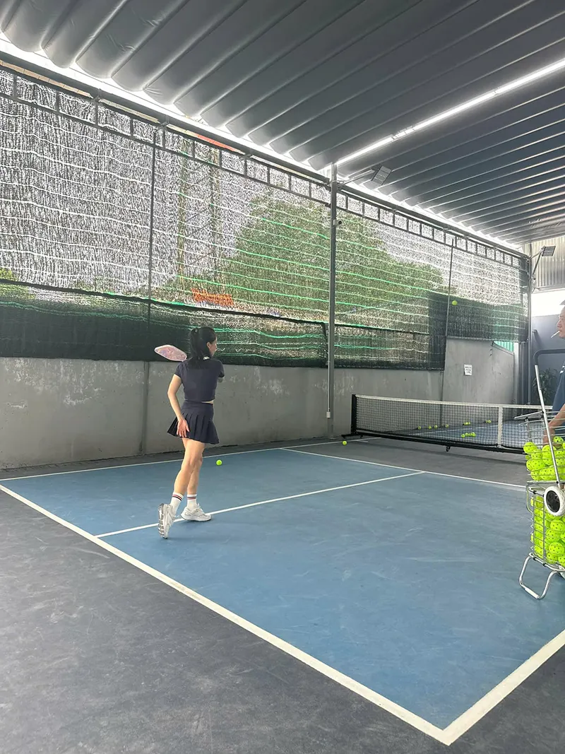 Mặt sân pickleball 622 Minh Khai được làm bằng chất liệu chống trơn trượt