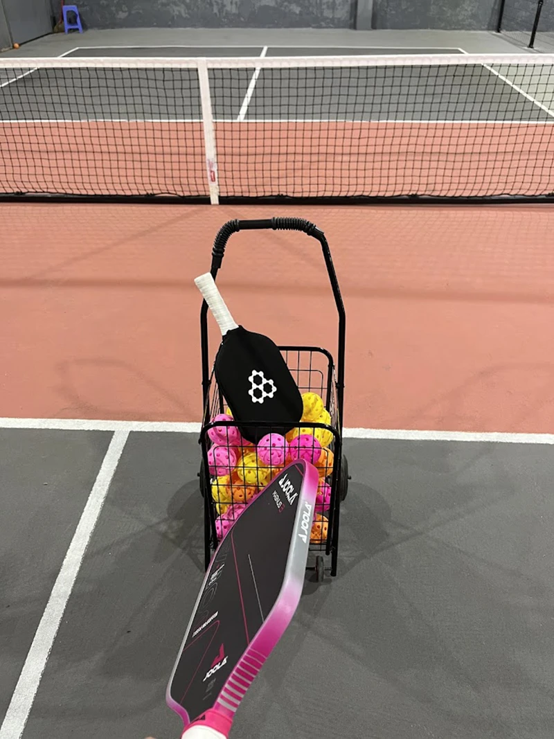 Sân pickleball Hà Phúc cung cấp dịch vụ cho thuê vợt và bóng dành cho người chơi