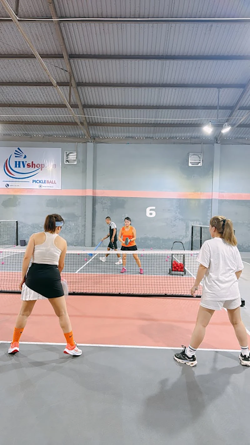 Bề mặt sân pickleball Hà Phúc được thi công bằng phẳng