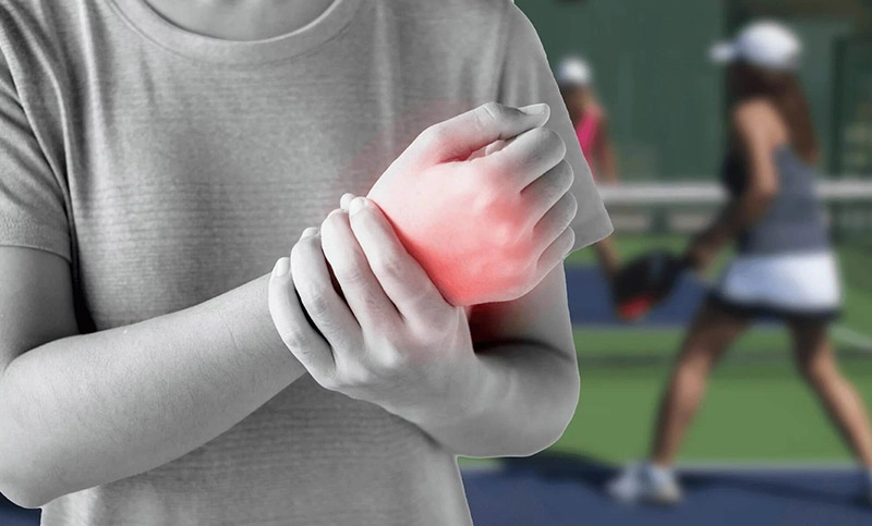 Đánh pickleball bị đau cổ tay có nguy hiểm không?