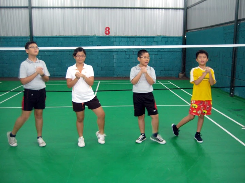 khởi động trước khi đánh cầu lông