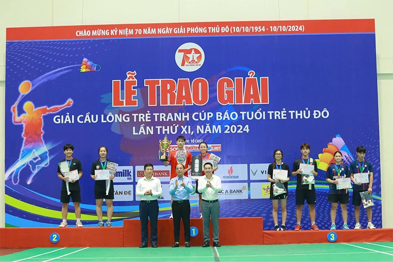 Background thi đấu cầu lông đơn giản nhưng bắt mắt