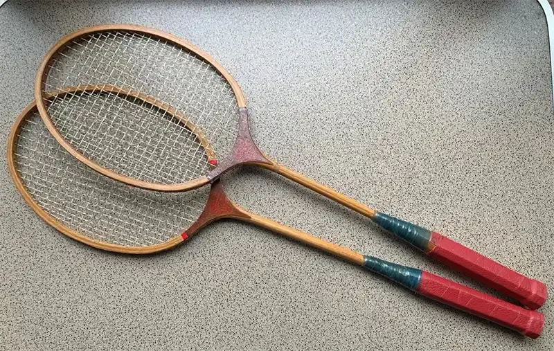 Vợt cầu lông gỗ với mặt vợt nhỏ