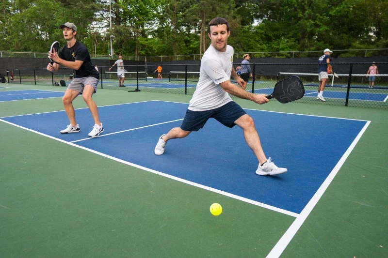 Pickleball giao bóng chạm lưới là gì?