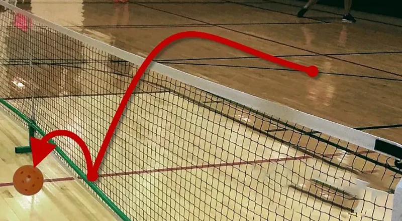 Bóng chạm lưới nhưng hợp lệ