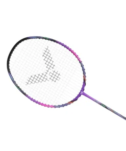 Cận cảnh khung vợt Victor ARS 33H J màu tím với mặt vợt Isometric mở rộng điểm ngọt.
