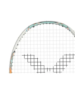 Cận cảnh nước sơn lì bền bỉ và thiết kế vát cạnh sắc sảo trên đỉnh vợt Victor Jetspeed S 12 TD.