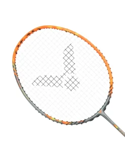 Cận cảnh mặt vợt Victor Thruster Rocket O với thiết kế khung Power Box giúp tăng độ ổn định và sức căng dây.