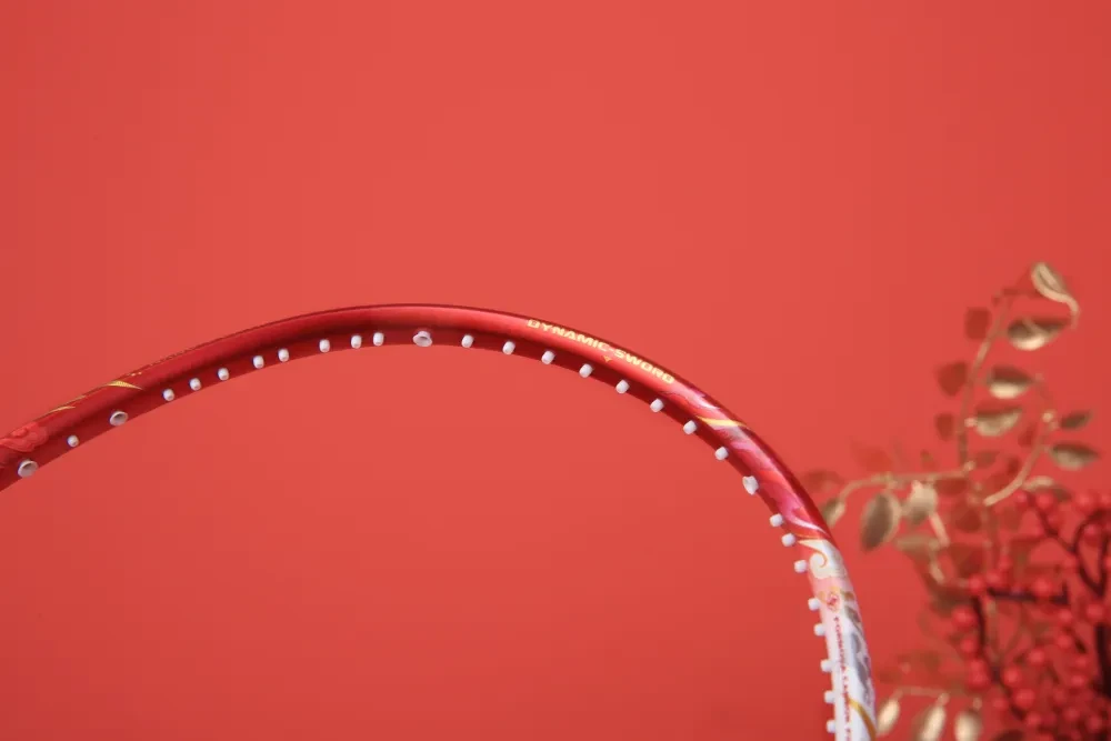 Cận cảnh cấu trúc khung khí động học Dynamic Sword vát sắc cạnh giúp tăng tốc độ vung vợt trên Victor Auraspeed HS Plus CNY 2026. Cận cảnh cấu trúc khung khí động học Dynamic Sword vát sắc cạnh giúp tăng tốc độ vung vợt trên Victor Auraspeed HS Plus CNY 2026.