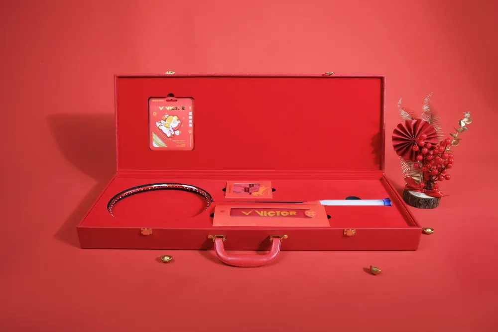 Bên trong hộp đựng cao cấp của set vợt Victor Auraspeed HS Plus CNY 2026 với lớp mút chống sốc đỏ và các ngăn đựng phụ kiện sang trọng. Bên trong hộp đựng cao cấp của set vợt Victor Auraspeed HS Plus CNY 2026 với lớp mút chống sốc đỏ và các ngăn đựng phụ kiện sang trọng.