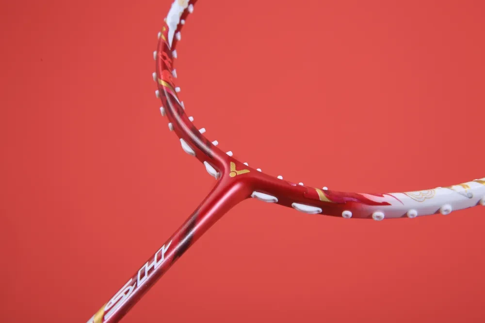 Cận cảnh khớp chữ T và họa tiết đám mây tường vân tinh xảo trên khung vợt Victor Auraspeed HS Plus CNY 2026. Cận cảnh khớp chữ T và họa tiết đám mây tường vân tinh xảo trên khung vợt Victor Auraspeed HS Plus CNY 2026.