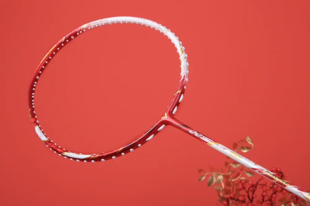 Tổng thể mặt vợt Victor Auraspeed HS Plus CNY 2026 với thiết kế Compact Head nhỏ gọn giúp các pha đánh cầu thoát và nhanh hơn. Tổng thể mặt vợt Victor Auraspeed HS Plus CNY 2026 với thiết kế Compact Head nhỏ gọn giúp các pha đánh cầu thoát và nhanh hơn.