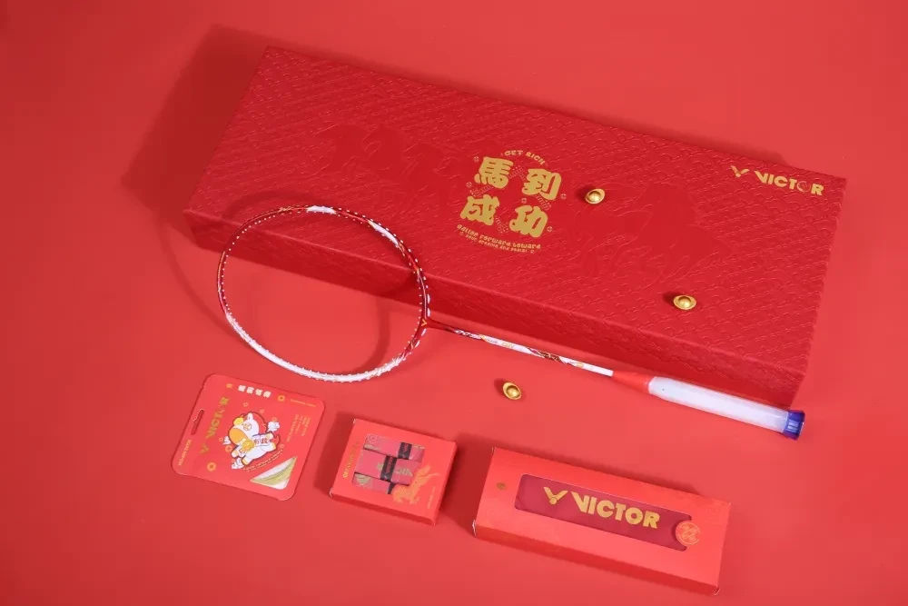 Trọn bộ set vợt cầu lông Victor Auraspeed HS Plus CNY 2026 Limited gồm hộp đựng, vợt, cước và quấn cán phiên bản Tết Bính Ngọ. Trọn bộ set vợt cầu lông Victor Auraspeed HS Plus CNY 2026 Limited gồm hộp đựng, vợt, cước và quấn cán phiên bản Tết Bính Ngọ.