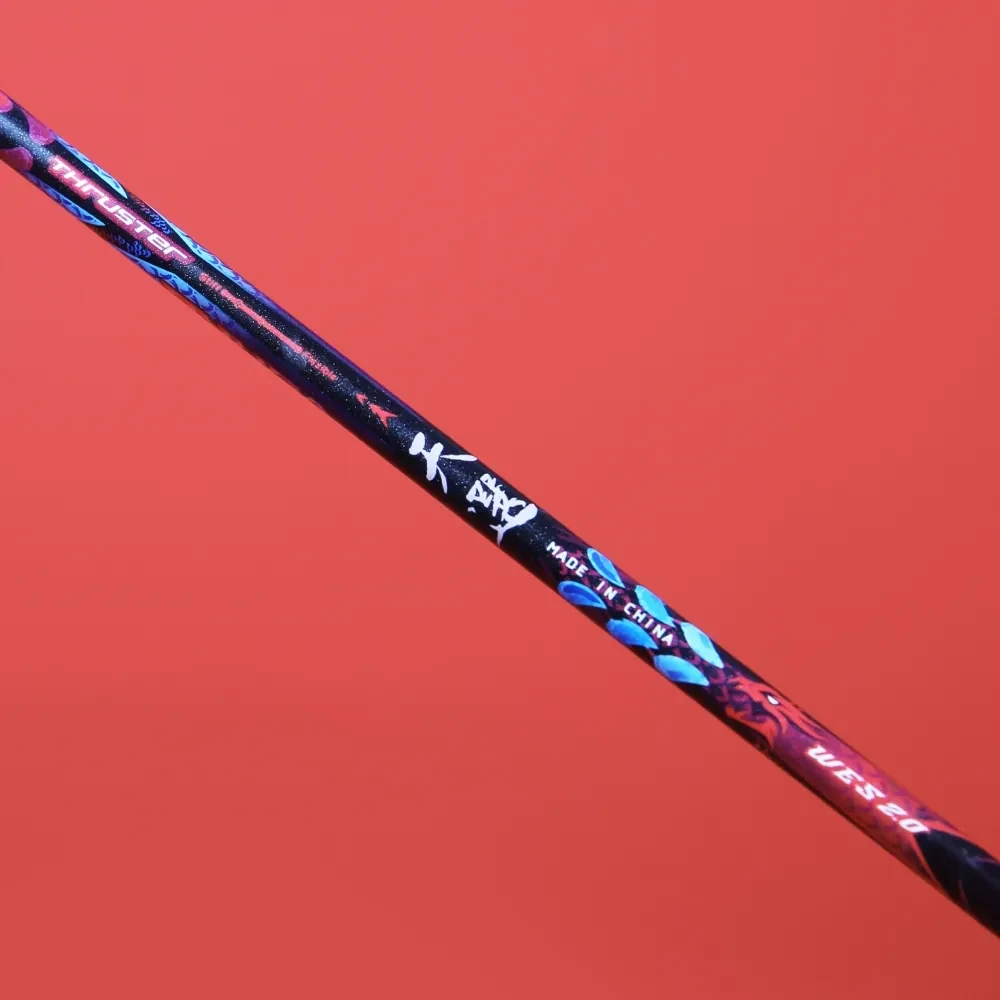 Cận cảnh thân vợt Victor Thruster Ryuga Chosen One DB tích hợp công nghệ WES 2.0 và họa tiết rồng Cận cảnh thân vợt Victor Thruster Ryuga Chosen One DB tích hợp công nghệ WES 2.0 và họa tiết rồng